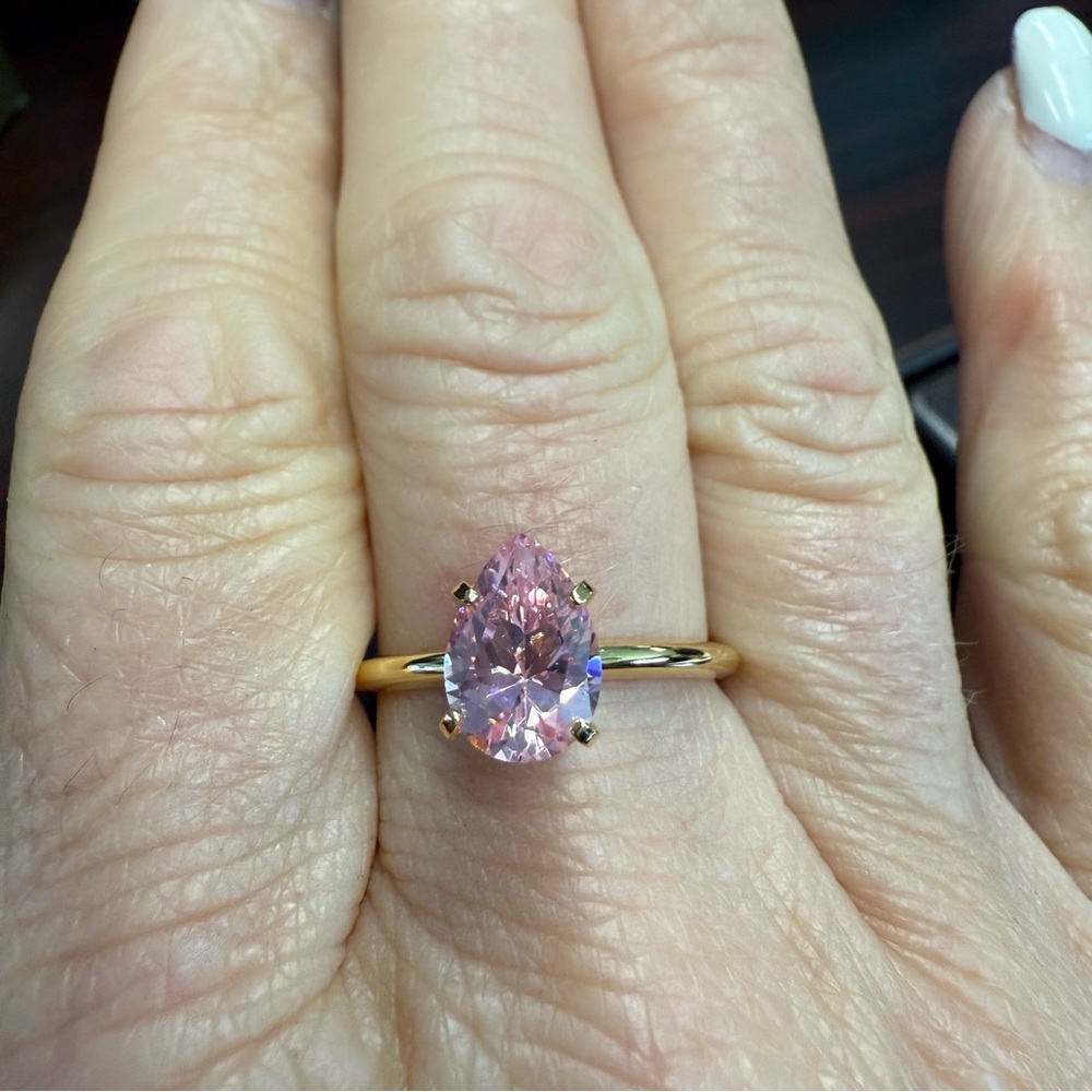 Avon Diamond style CZ pear Pink Teardrop Gem Goldtone Ring NIB size 9 - Picture 5 of 6